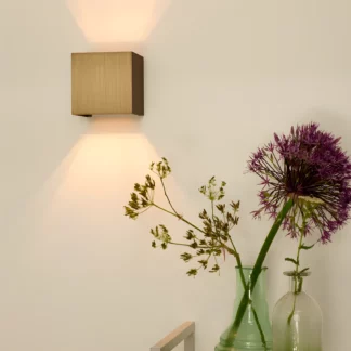 Nowoczesny kinkiet XIO w metalicznym brązie