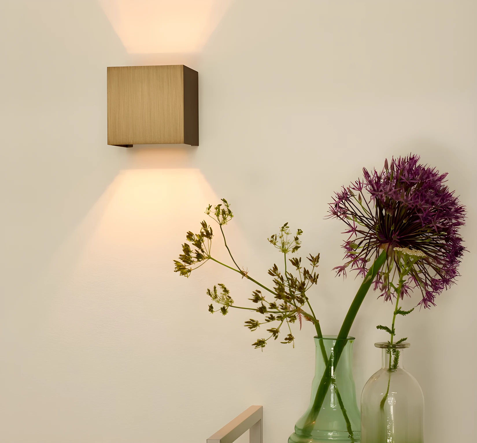 Nowoczesny kinkiet XIO w metalicznym brązie