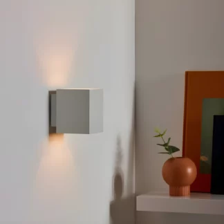 Kinkiet Xera w kształcie kwadratu z dwukierunkowym światłem