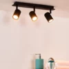 Lampa sufitowa do łazienki Lennert 3 z czarnymi reflektorami i klasą szczelności IP44