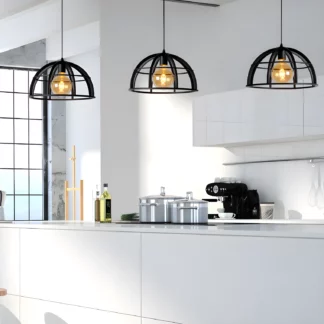 Czarna lampa wisząca Dikra w stylu loftowym nad wyspę kuchenną
