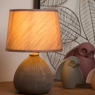 Niewielka lampka biurkowa Ramzi z brązowym abażurem