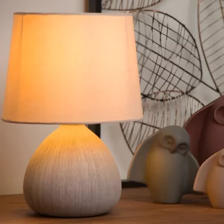 Lampka nocna Ramzi z kremowym abażurem do sypialni – mały rozmiar