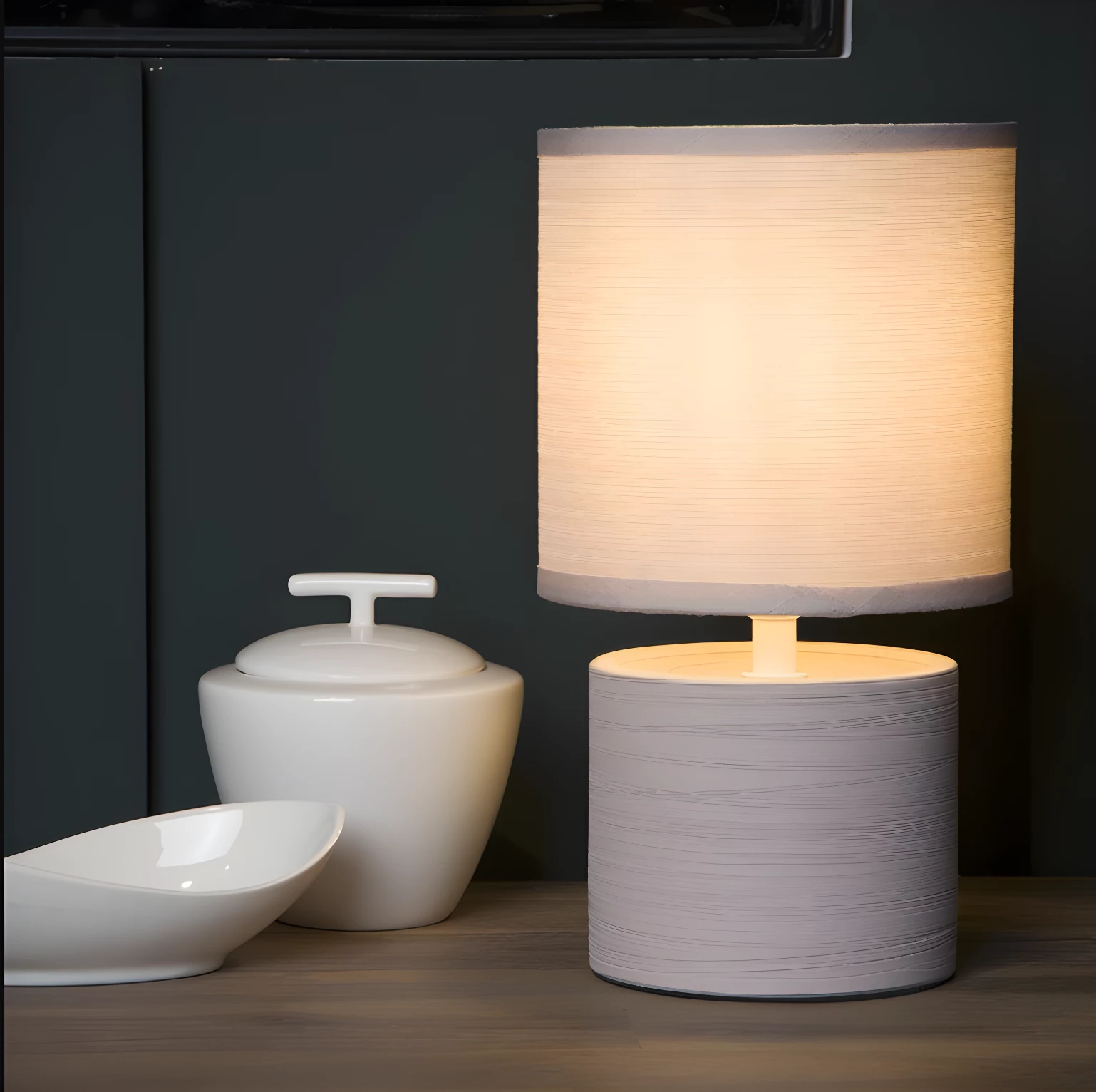 Kremowa lampka nocna Greasby o wysokości 26 cm – mały rozmiar