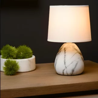 Ceramiczna lampa stołowa Marmo z białym kloszem, kompaktowa forma