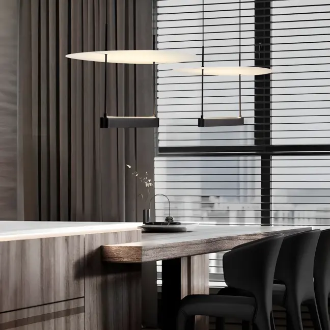 Designerska lampa wisząca Sfumato 45 z odbitym światłem nad stół
