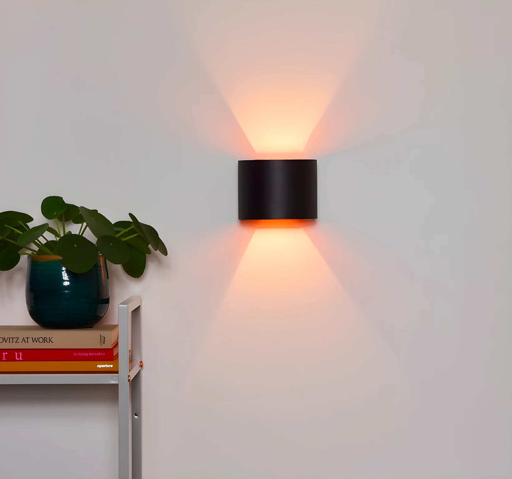 Kinkiet XIO w nowoczesnym stylu ze światłem skierowanym w górę i w dół