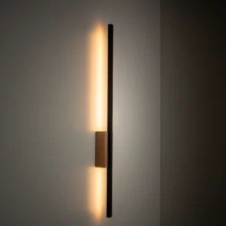 Kinkiet LED Flash w formie pionowej z drewna sosnowego