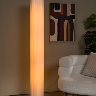 Lampa stojąca Fold w kolorze białym z plisowanym kloszem, wysokość 160 cm