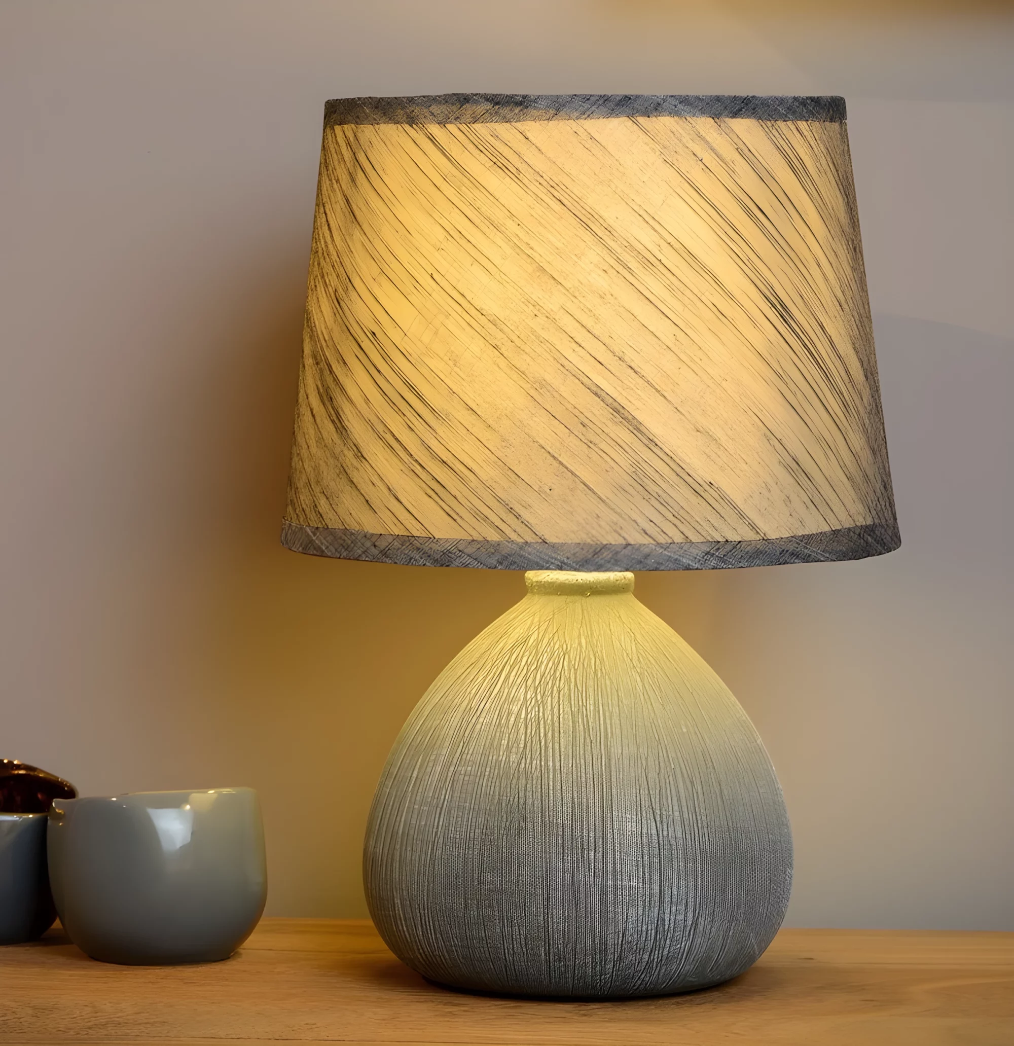 Ceramiczna lampa stołowa Ramzi w kolorze szarym do salonu