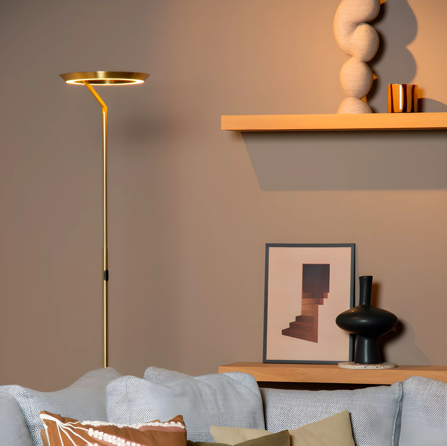 Lampa podłogowa Celeste w złotym wykończeniu z pierścieniem LED