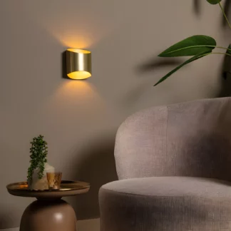 Kinkiet Diletta w złotym wykończeniu do salonu z dwukierunkowym światłem