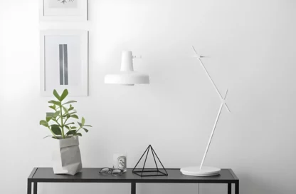 Biała lampa biurkowa Arigato - Grupa Products - metalowa