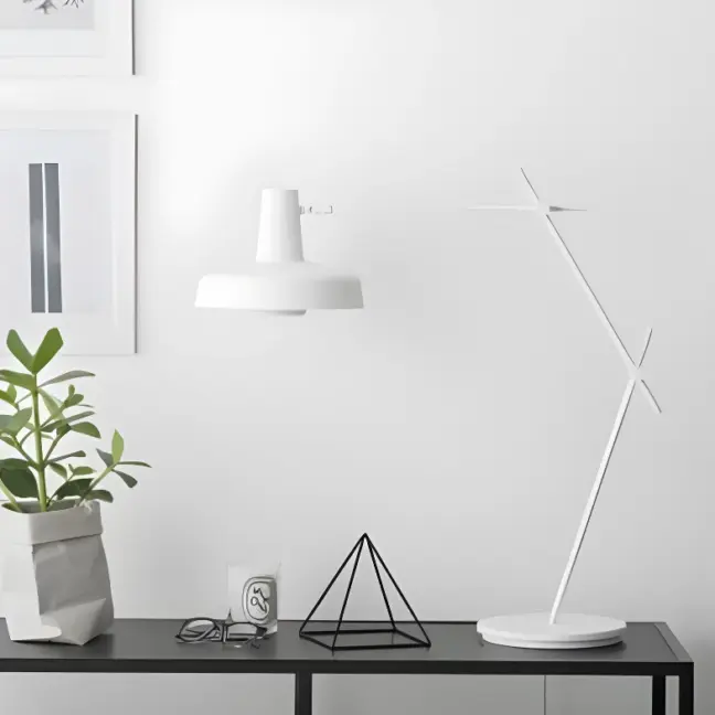 Biała lampa biurkowa Arigato - Grupa Products - metalowa