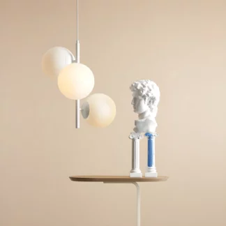 Nowoczesna biała lampa wisząca Fin M z trzema kulistymi kloszami