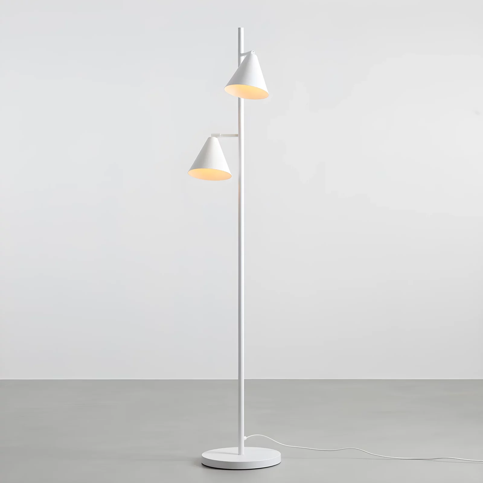 Stojąca lampa w kolorze białym Form z dwoma regulowanymi stożkowymi kloszami