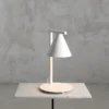 Biała, kompaktowa lampka na biurko Form