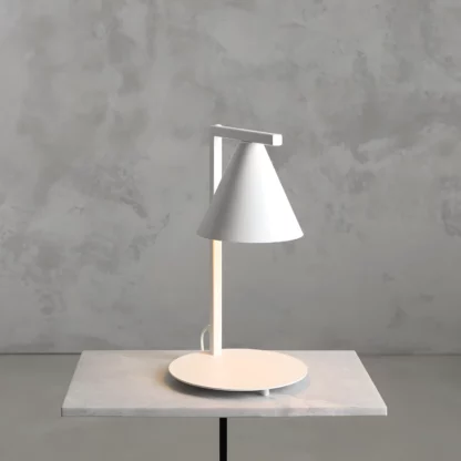 Biała, kompaktowa lampka na biurko Form