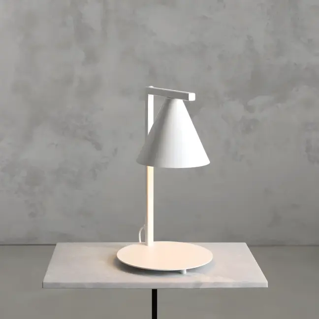Biała, kompaktowa lampka na biurko Form