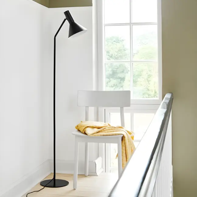 Czarna lampa podłogowa Lyss  - skandynawska do salonu i sypialni