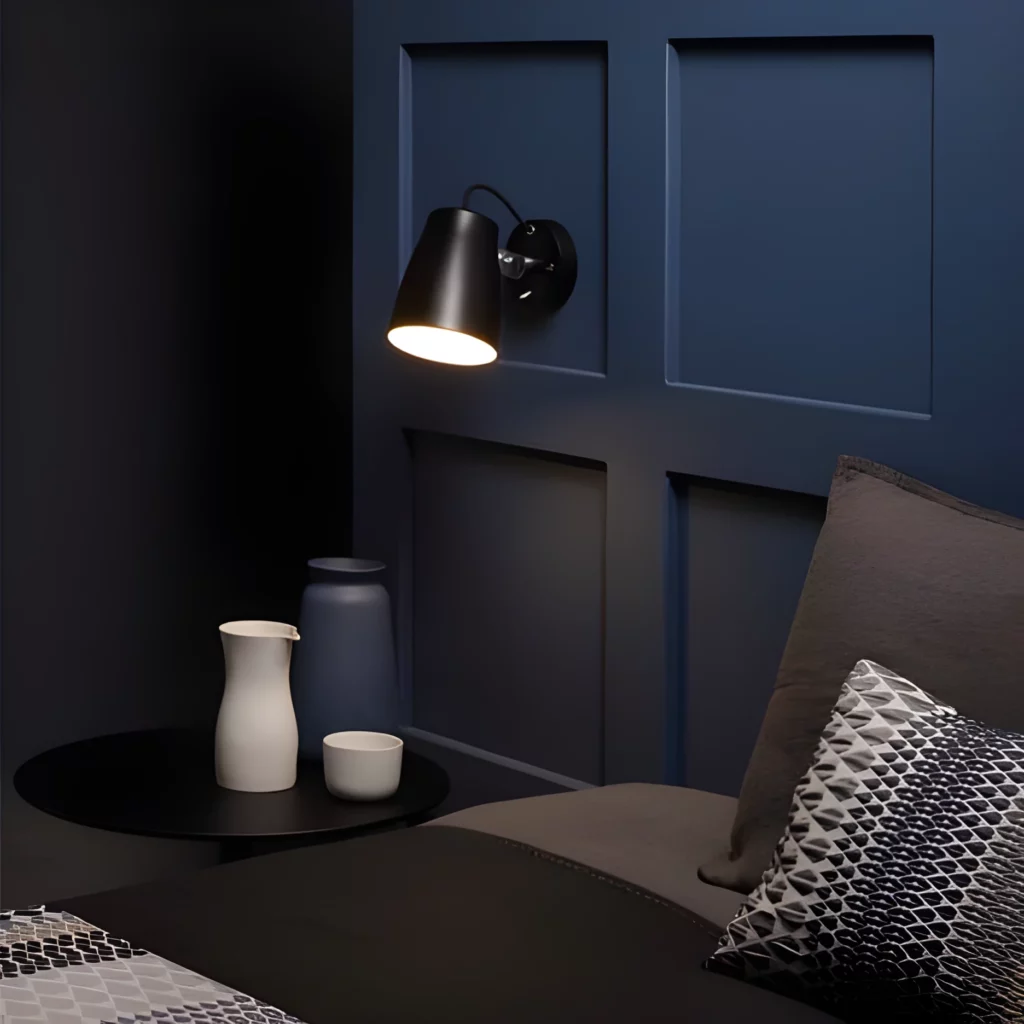 lumigo czarny kinkiet na granatowej scianie sypialnia aranz