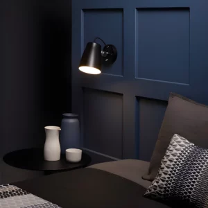 lumigo czarny kinkiet na granatowej scianie sypialnia aranz