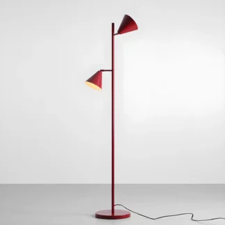 Lampa stojąca w kolorze czerwonego wina Form z dwoma stożkowymi, regulowanymi kloszami