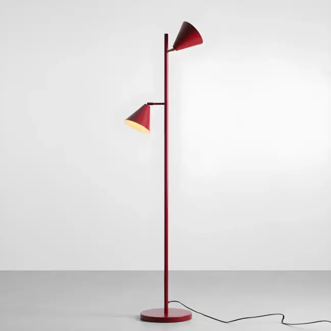 Lampa stojąca w kolorze czerwonego wina Form z dwoma stożkowymi, regulowanymi kloszami