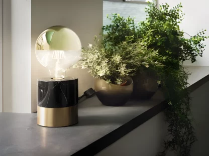 Elegancka lampa stołowa Vala - mała ozdobna lampka nocna
