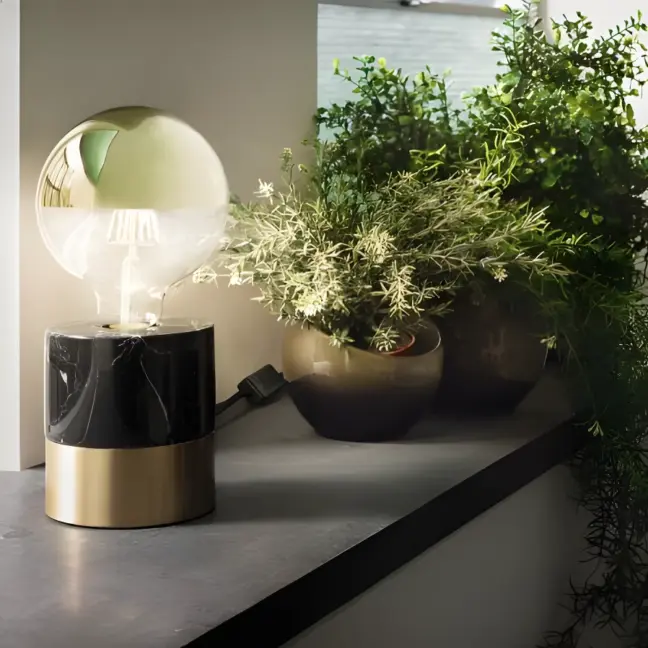 Elegancka lampa stołowa Vala - mała ozdobna lampka nocna