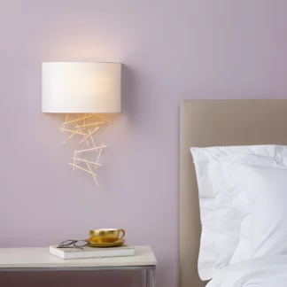 Kinkiet Cevero przy łóżku w sypialni