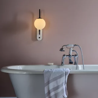 Kinkiet Deuce nad wannę w łazience