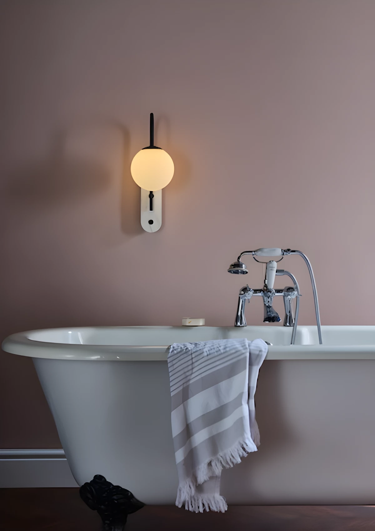 Kinkiet Deuce nad wannę w łazience