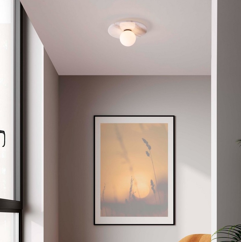 Kinkiet Kivra z marmuru i białym kloszem w kształcie kuli