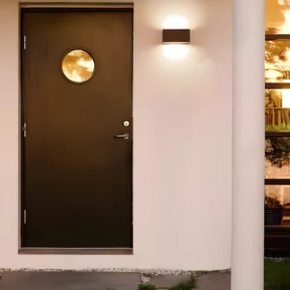 Kinkiet zewnętrzny Asker Big przed drzwi wejściowe