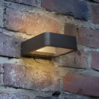 Kinkiet zewnętrzny Malone oświetlający numer domu