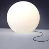 Przenośna lampa Cumulus L w kształcie białej kuli