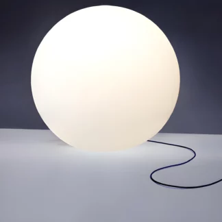 Przenośna lampa Cumulus L w kształcie białej kuli