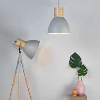 Lampa podłogowa Adna do nowoczesnego salonu