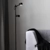 Lampa podłogowa Clyde do czytania w salonie