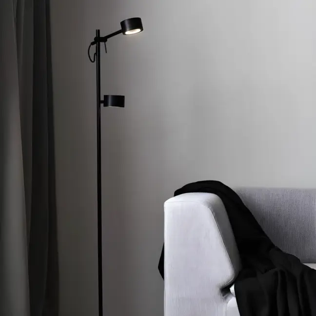 Lampa podłogowa Clyde do czytania w salonie