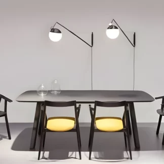 Lampa ścienna Baluna - Grupa Products - czarno-biała kula, długie ramię