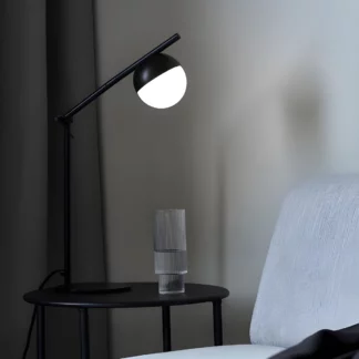 Lampa stołowa Contina na stolik przy sofie