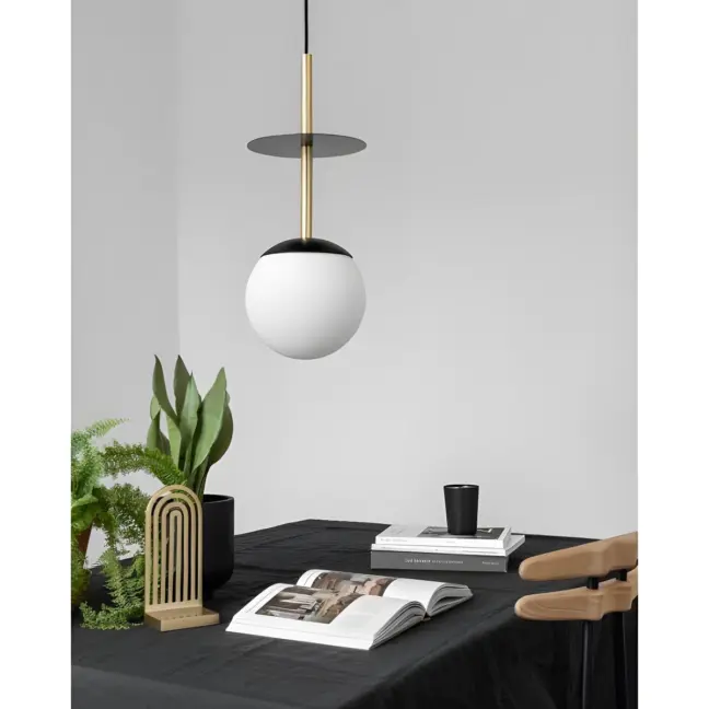 Lampa sufitowa Plaat Brass jako oświetlenie gabinetu