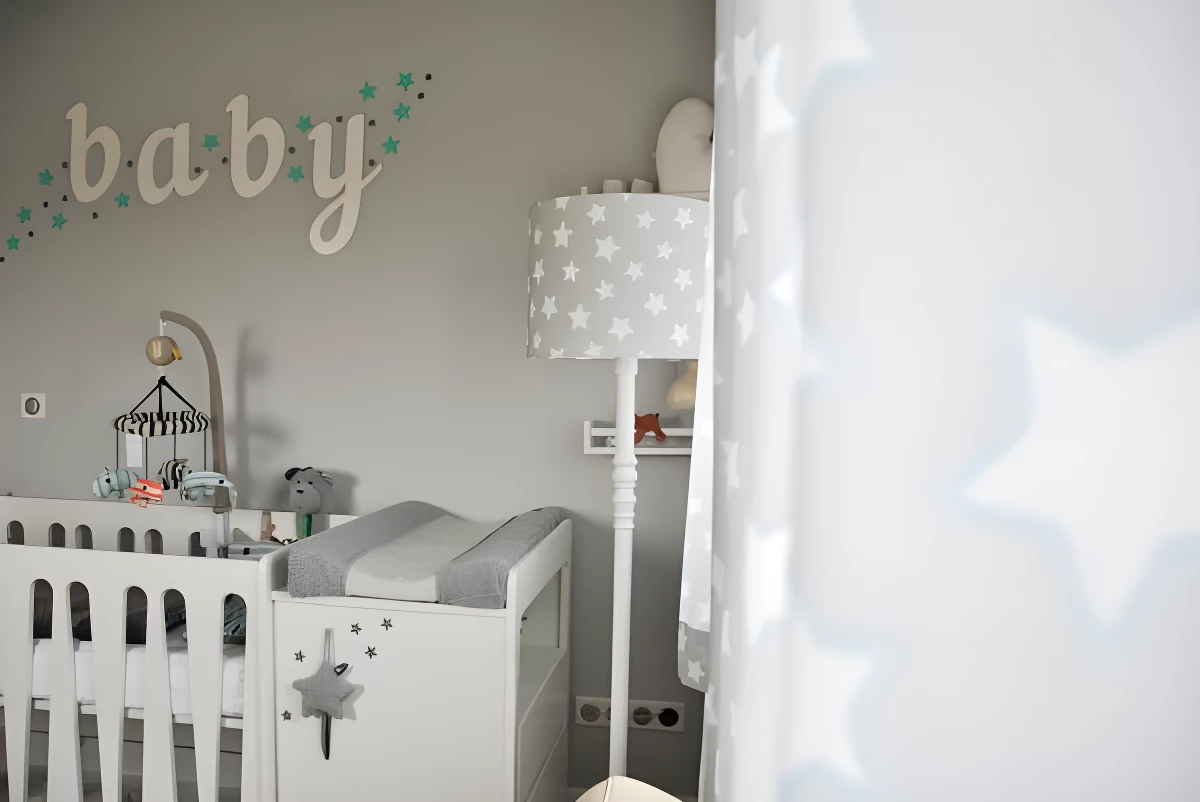 lumigo lampa w gwiazdki w aranzacji szarego pokoju