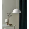 Lampa wisząca Ellen nad stolik w salonie