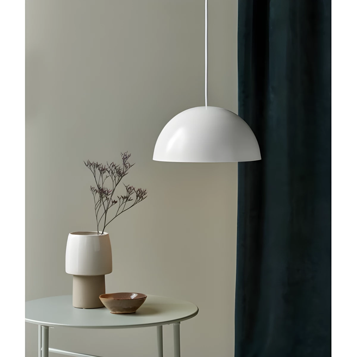 Lampa wisząca Ellen nad stolik w salonie