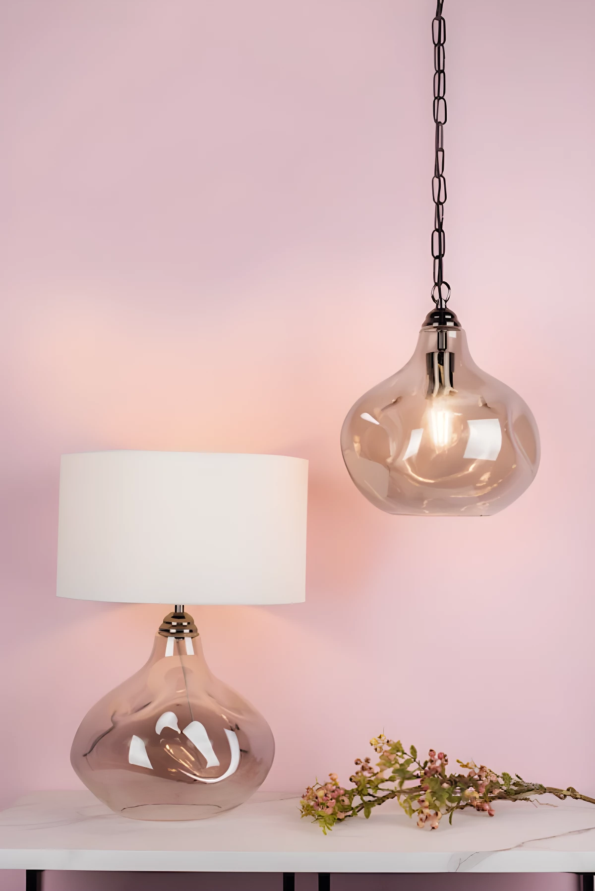 Lampa wisząca Esarosa nad komodę