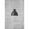Lampa wisząca Pop Rough nad kuchenną wyspę