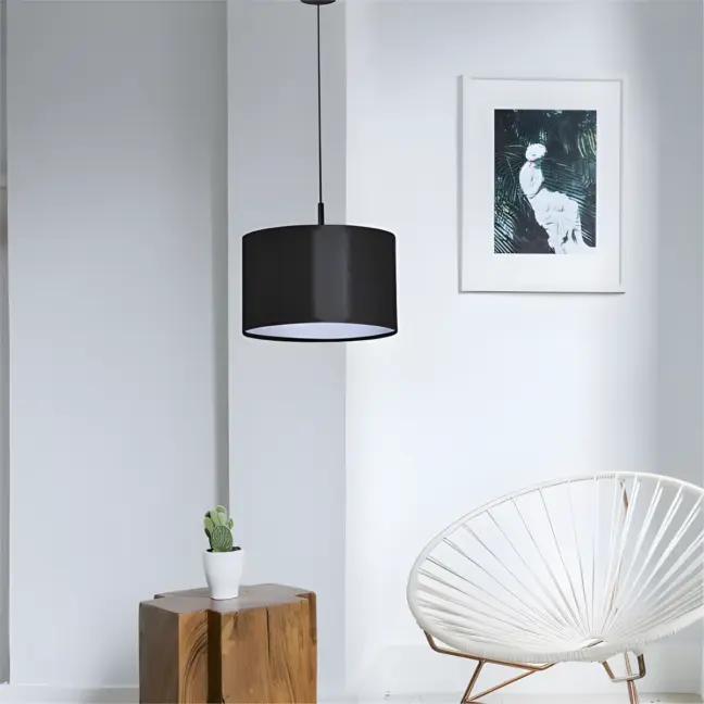 Lampa wisząca Simone nad fotel w salonie